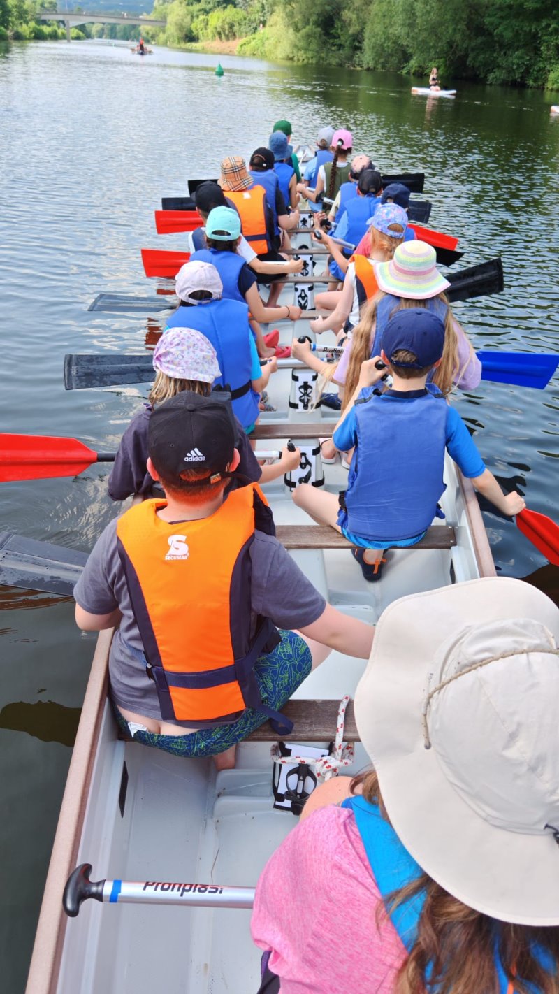 Schüler der 4. Klasse der Brenschenschule Witten beim CCF Witten zum ersten Mal im Drachenboot